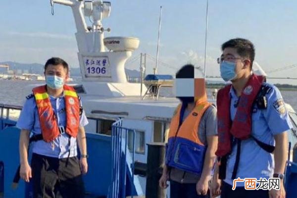 男子为回扬州套游泳圈强渡长江游泳体力不支怎么办