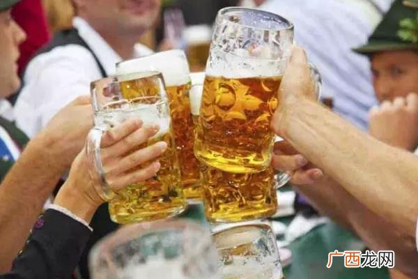 15岁女孩喝13瓶啤酒后飙车撞杆喝啤酒对身体有什么好处和坏处