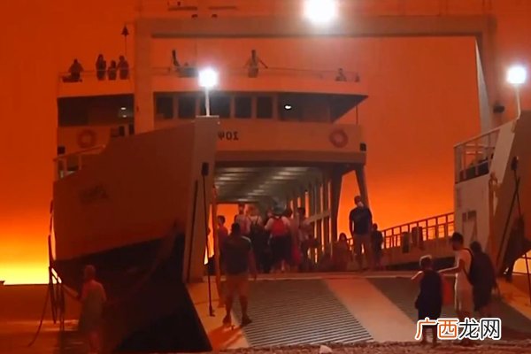 希腊山火失控天空被火光映红野外用火安全注意事项