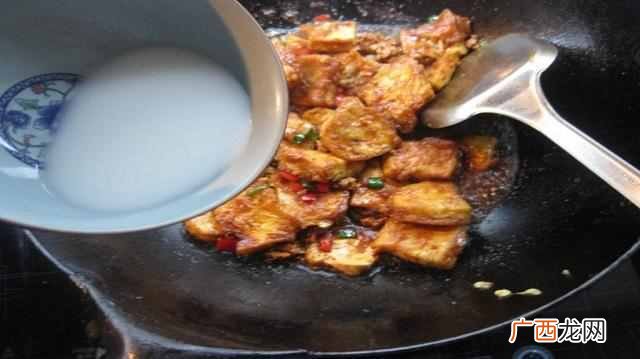 勾芡什么意思，勾芡怎么做菜好吃