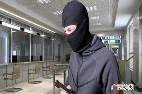 经理边玩手机边与抢银行男子聊天抢银行判刑多久