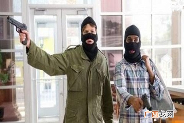 经理边玩手机边与抢银行男子聊天抢银行判刑多久
