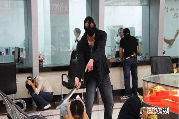 经理边玩手机边与抢银行男子聊天抢银行判刑多久