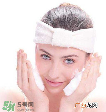 痘痘肌的护肤品怎么挑？正确挑选祛痘产品