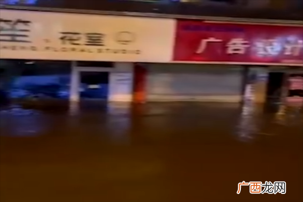 长沙暴雨有门店被淹近半暴雨可以玩手机吗