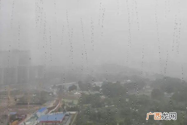长沙暴雨有门店被淹近半暴雨可以玩手机吗