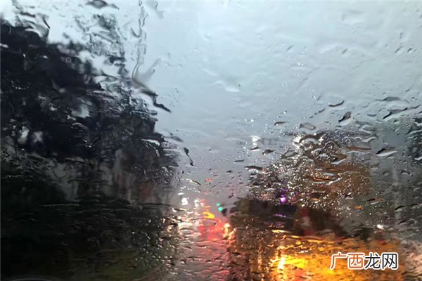 长沙暴雨有门店被淹近半暴雨可以玩手机吗