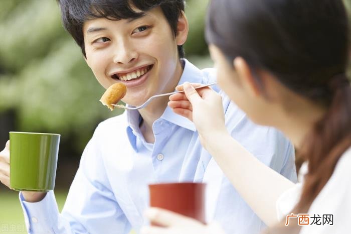 女生喜欢直接一点还是含蓄，女孩子喜欢男孩子的表现