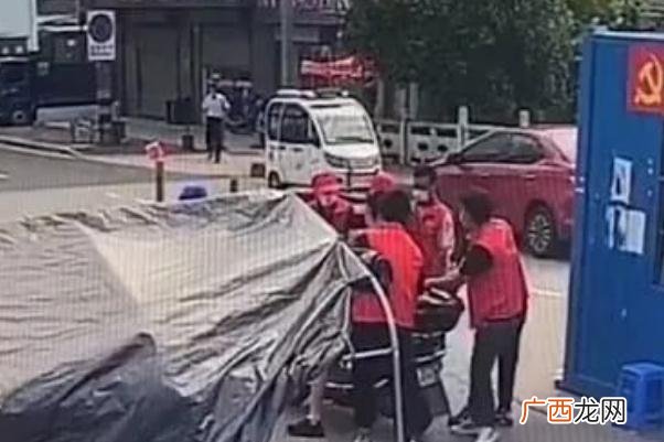 警方通报男子闯卡与志愿者发生冲突防疫卡点主要负责什么