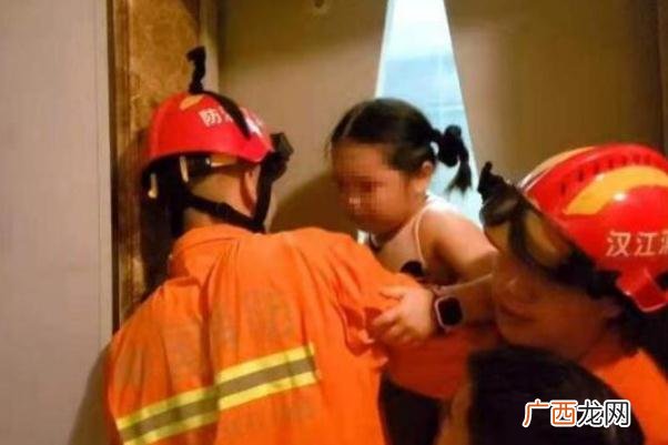 5岁女童被困电梯教科书式报警电梯故障时自救方法有哪些