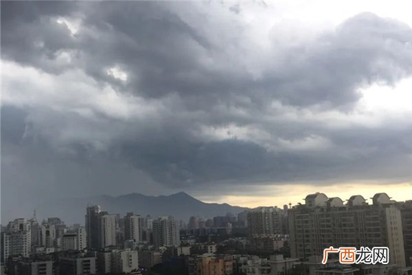 郑州暴雨交警坚守在京广路隧道口暴雨需要上班吗