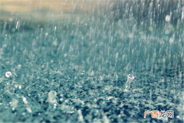郑州暴雨交警坚守在京广路隧道口暴雨需要上班吗