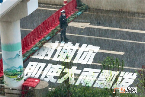 郑州暴雨交警坚守在京广路隧道口暴雨需要上班吗