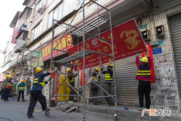 成都一广告牌掉落砸倒1岁男童广告牌坠落伤人谁负责