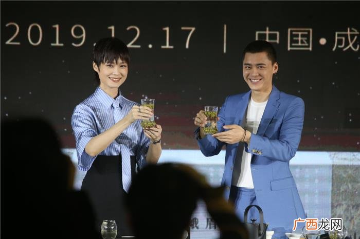 李易峰组合，李易峰李宇春俊男飒女组合同台代言