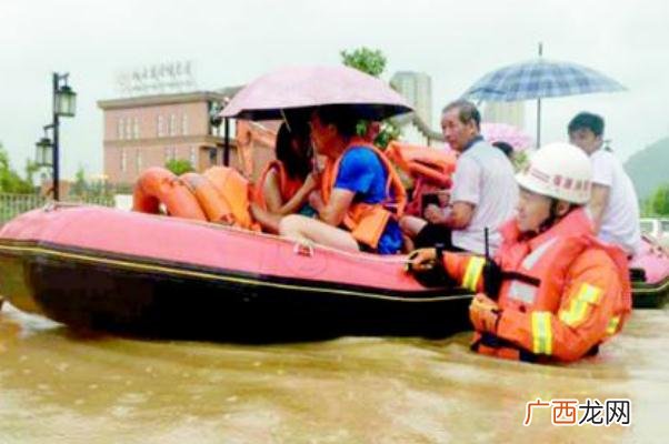 消防员将1岁宝宝裹到胸前雨衣避雨暴雨洪涝的危害