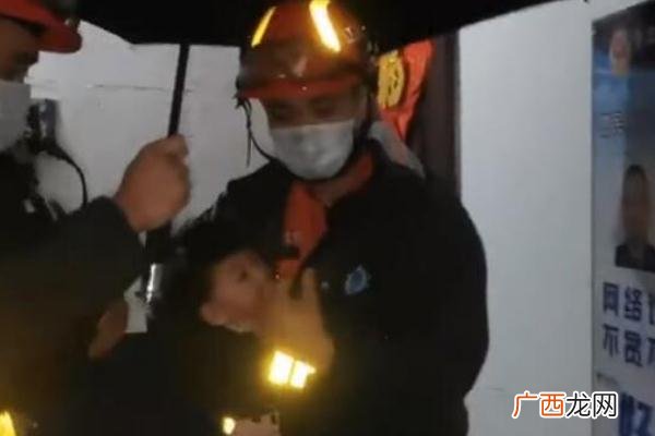 消防员将1岁宝宝裹到胸前雨衣避雨暴雨洪涝的危害