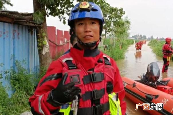 消防员将1岁宝宝裹到胸前雨衣避雨暴雨洪涝的危害