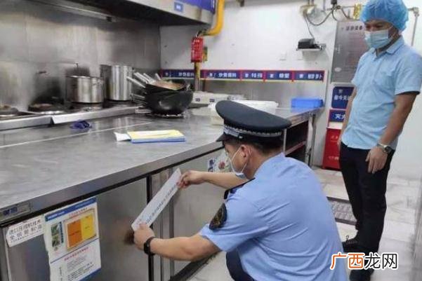 胖哥俩在执法人员检查前丢弃食材吃死螃蟹有什么危害