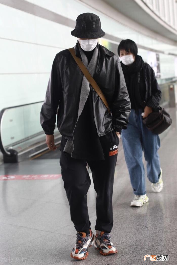 彭冠英机场，彭冠英黑色皮衣搭黑色运动裤现身机场