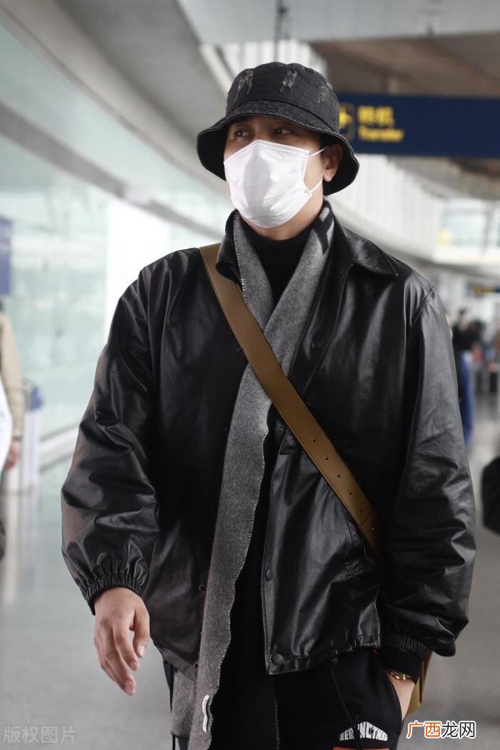 彭冠英机场，彭冠英黑色皮衣搭黑色运动裤现身机场
