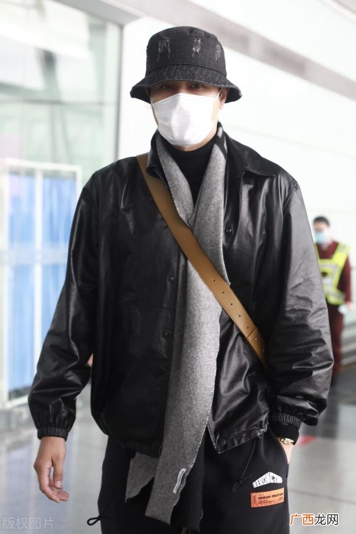 彭冠英机场，彭冠英黑色皮衣搭黑色运动裤现身机场