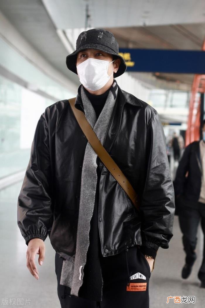 彭冠英机场，彭冠英黑色皮衣搭黑色运动裤现身机场