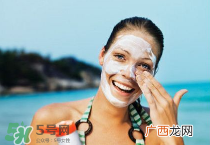 擦了防晒闷痘怎么办？眼部需要特别防晒吗？