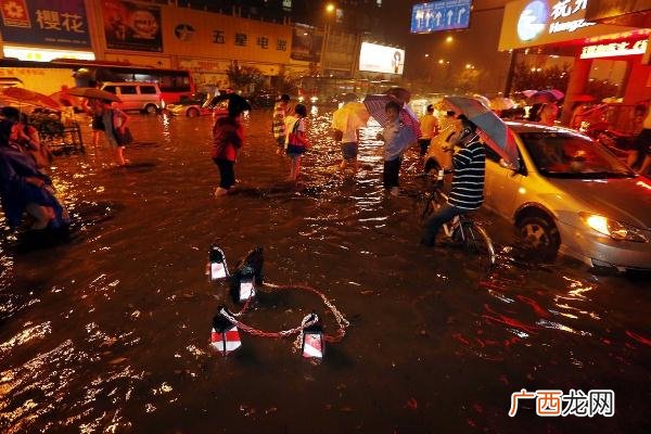 杭州昨晚暴雨突袭:开车如行船下暴雨有什么办法挡水