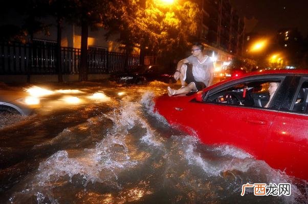 杭州昨晚暴雨突袭:开车如行船下暴雨有什么办法挡水