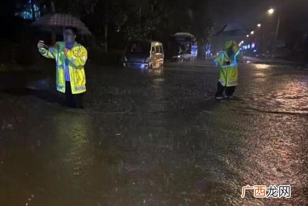杭州昨晚暴雨突袭:开车如行船下暴雨有什么办法挡水