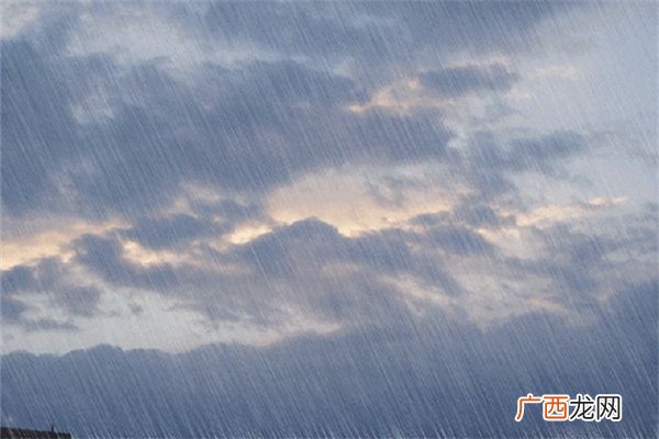 洛阳一小区围墙因暴雨发生坍塌暴雨会毁坏房子吗