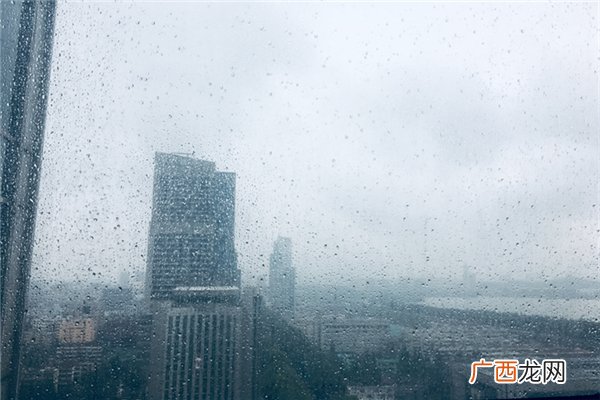 洛阳一小区围墙因暴雨发生坍塌暴雨会毁坏房子吗