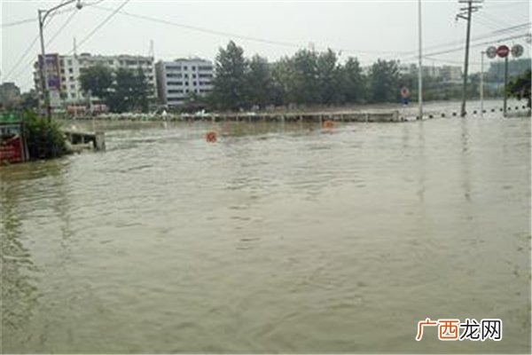 郑州一隧道积水涌出如瀑布下雨积水怎么排