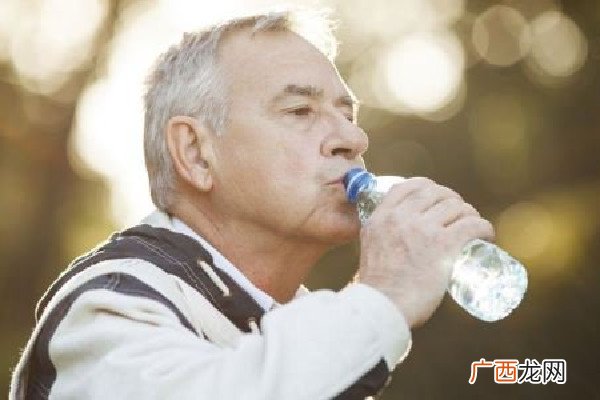 每天喝多少毫升水合适每天喝水超过2000毫升会怎么样