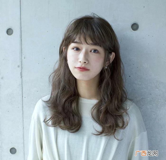国字脸发型，40岁的国字脸女性适合什么样的发型