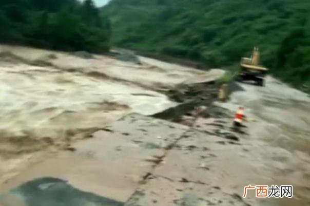 暴雨天气时在室外要怎么行走暴雨袭击所造成的危害
