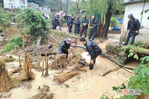暴雨天气时在室外要怎么行走暴雨袭击所造成的危害