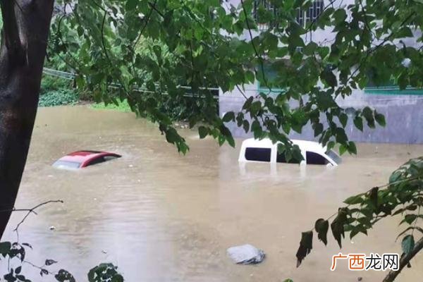 暴雨天气时在室外要怎么行走暴雨袭击所造成的危害