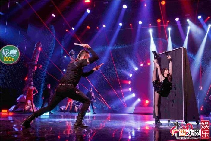 王祖蓝谢娜，上演疯狂心跳夜王祖蓝体验飞刀谢娜吓到捂眼