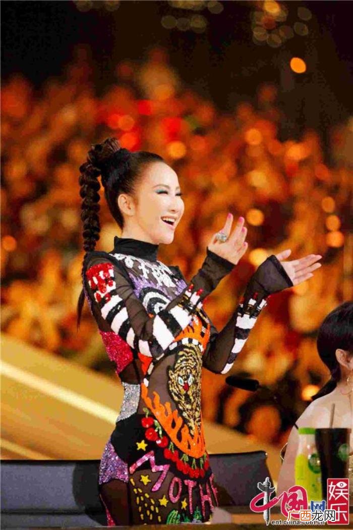 王祖蓝谢娜，上演疯狂心跳夜王祖蓝体验飞刀谢娜吓到捂眼