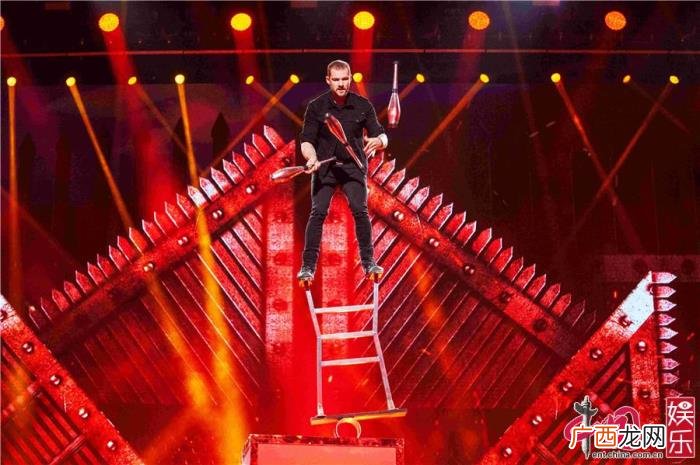 王祖蓝谢娜，上演疯狂心跳夜王祖蓝体验飞刀谢娜吓到捂眼