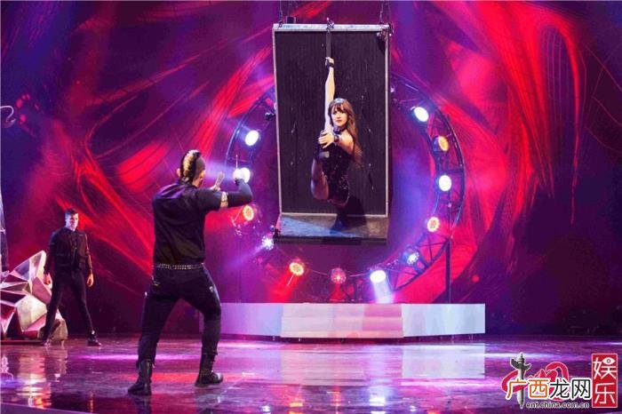 王祖蓝谢娜，上演疯狂心跳夜王祖蓝体验飞刀谢娜吓到捂眼