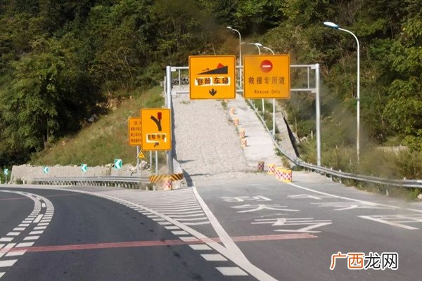 高速应急车道可以临时停车吗高速路应急车道什么时候可以使用