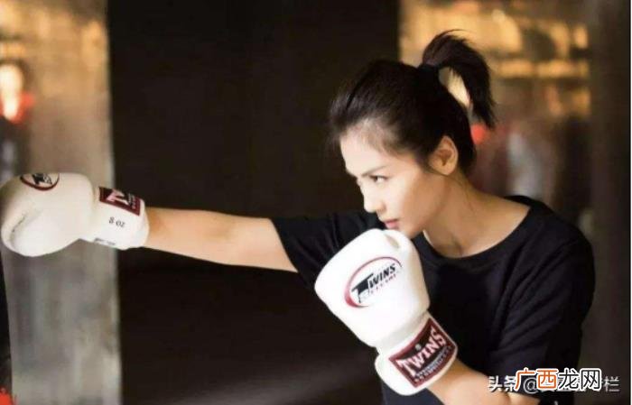 关晓彤刘涛，当41岁刘涛与22岁关晓彤撞衫对比