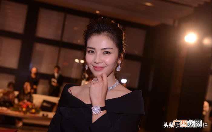 关晓彤刘涛，当41岁刘涛与22岁关晓彤撞衫对比