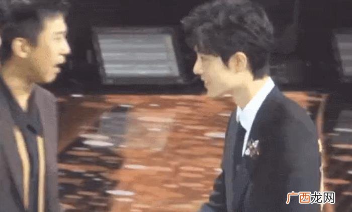 肖战李宇春，微博之夜肖战在台下等着跟李宇春握手