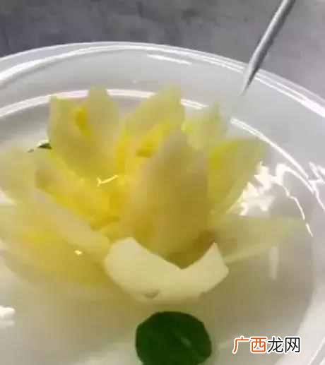 国宴的开水白菜到底有多牛，看到开水浇上的那一刻，网友：太惊艳