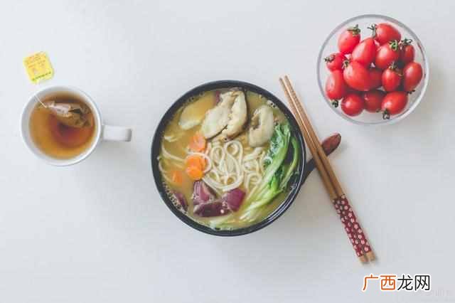 “不吃晚饭，饿治百病”？省掉一顿晚饭，对身体到底有没有好处？