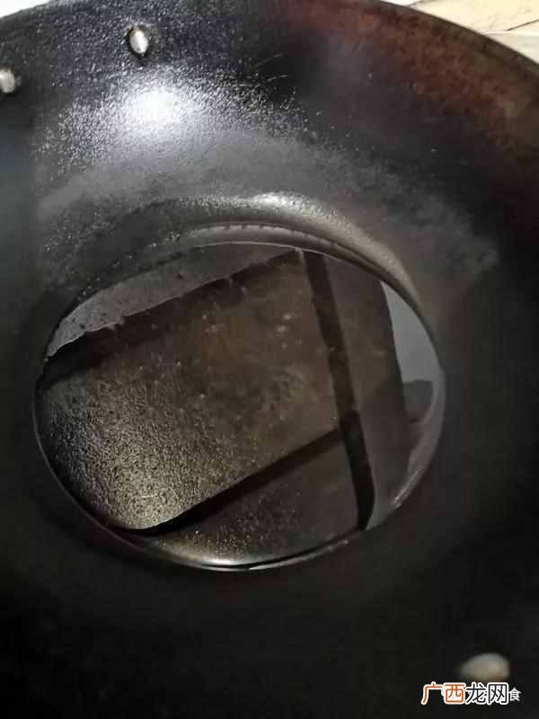 做剁椒鱼头时，鱼头直接上锅蒸就毁了！大厨教你正确剁椒鱼头做法